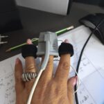 חיישני מדידה מחוברים לאצבעות במהלך אימון לויסות עצבי-רגשי