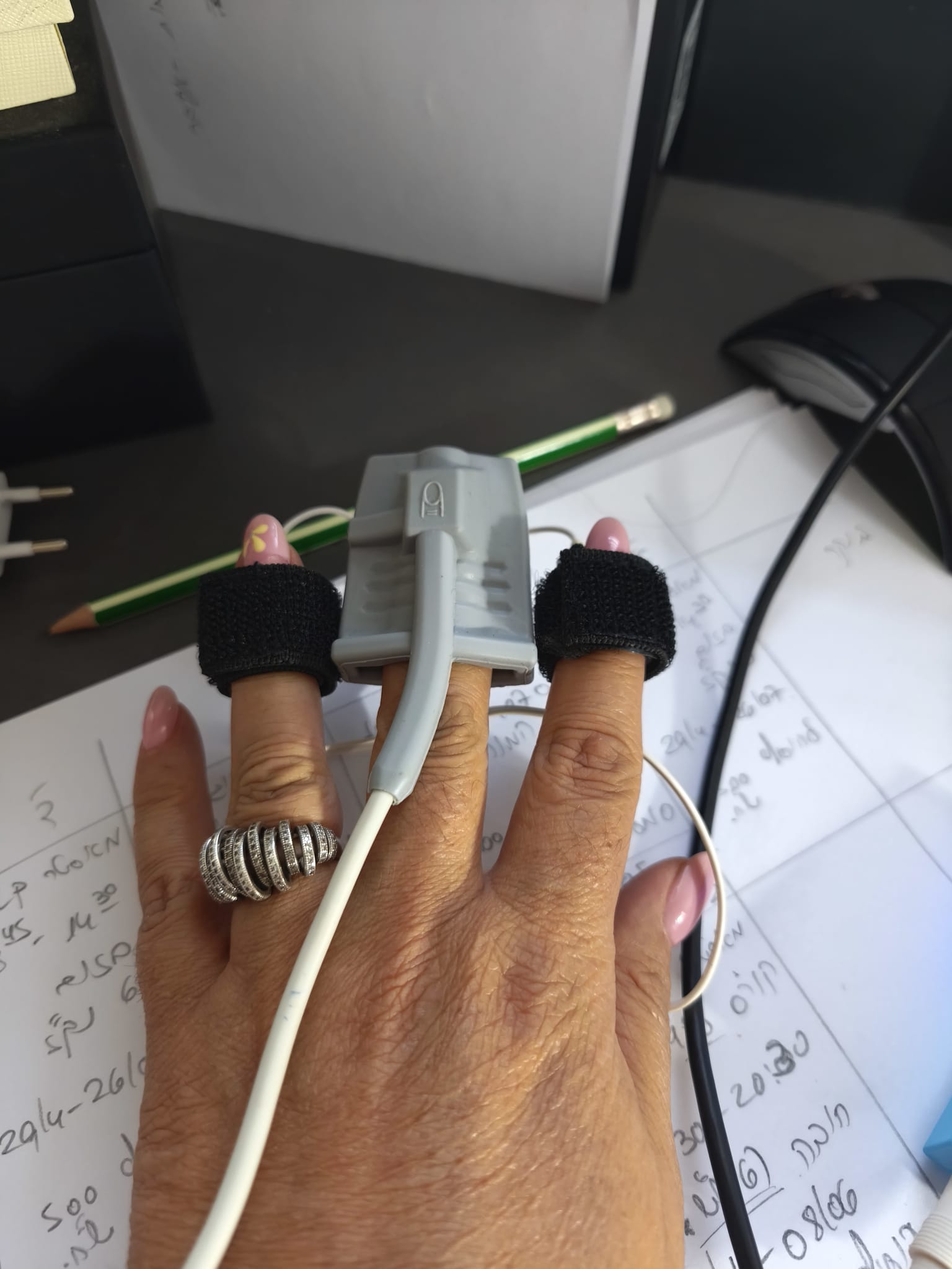 חיישני ביופידבק מחוברים לאצבעות במהלך אימון להפחתת סטרס