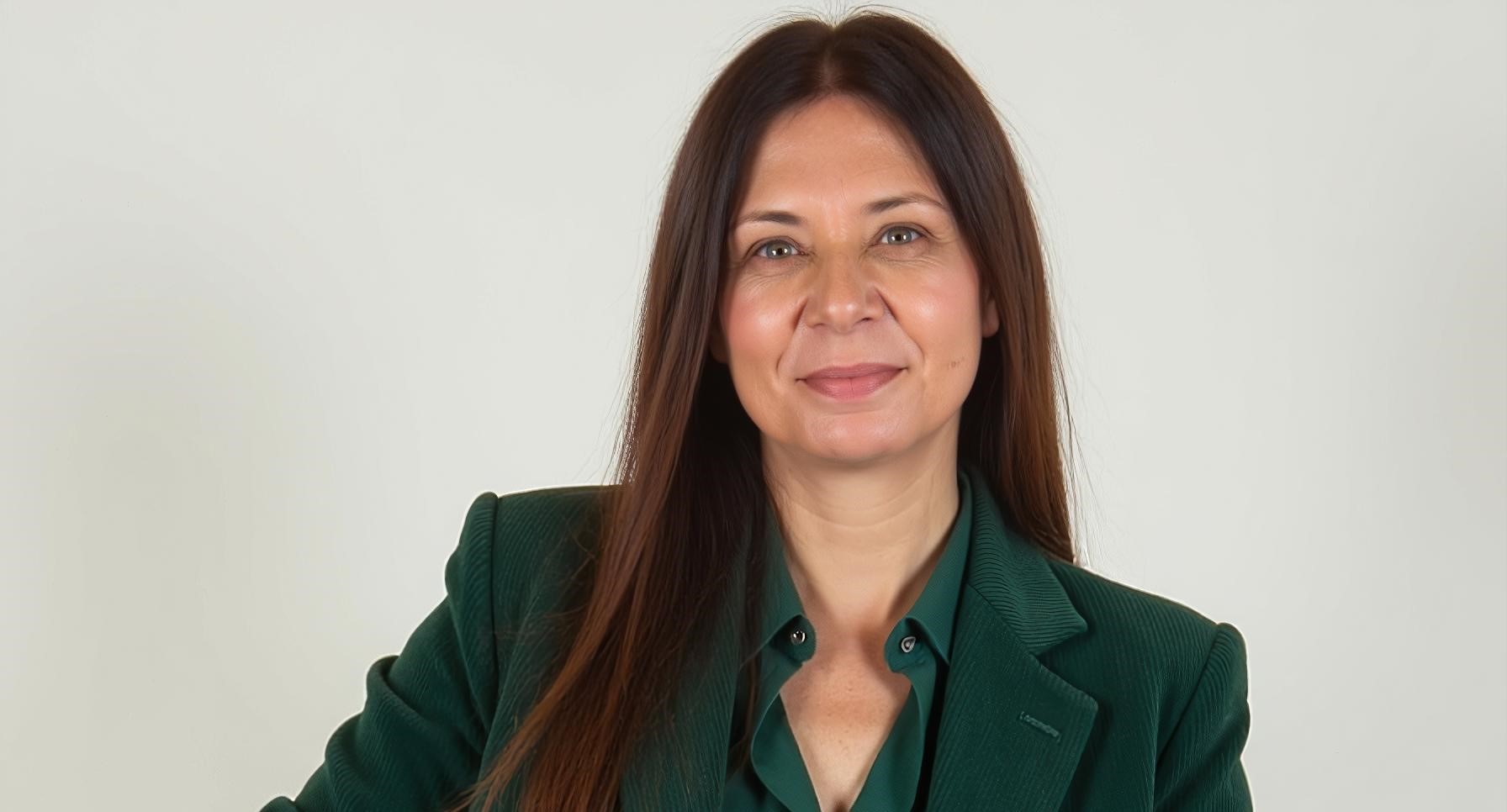 מלי חג'ג' בלבוש ירוק כהה, עמידה רגועה